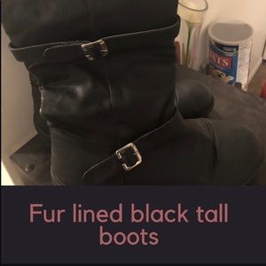 Black boots that are lined with fur